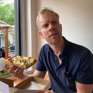 Rose-Aimée Automne T. Morin Instagram - On a fait une parade entre quatre des meilleures pizzerias de Montréal pour la fête de cet homme d’exception (avec un arrêt bowling   pepperoni dans la poche). Il en aurait mérité quatre fois plus, mais un moment donné, le système digestif a ses limites… 📷: un peu tout le monde, mais surtout @amelie__grenier