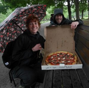 Rose-Aimée Automne T. Morin Instagram - On a fait une parade entre quatre des meilleures pizzerias de Montréal pour la fête de cet homme d’exception (avec un arrêt bowling   pepperoni dans la poche). Il en aurait mérité quatre fois plus, mais un moment donné, le système digestif a ses limites… 📷: un peu tout le monde, mais surtout @amelie__grenier