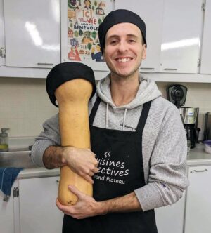 Rose-Aimée Automne T. Morin Instagram - C’était fête, à la cuisine collective de ce mois-ci! <3 (Habituellement, on ne boit pas quand on cuisine des dizaines de repas en quatre heures, mais c’est Noël…)