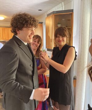 Rose-Aimée Automne T. Morin Instagram - Être invitée au bal de mon neveu = un des grands accomplissements de ma vie. (À Farnham, les finissants doivent trouver une manière originale de faire leur arrivée. Simone et lui étaient dans un quadriporteur déguisé en voiture!)