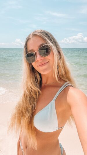 Rose Reid Instagram - how I maintain my routine while on vacation🌴it’s so important to me that I keep a somewhat consistent schedule even when I travel, which includes regular workouts, meals that I know will give me all the energy and nutrients that I need, and sports/activities that fuel my soul🏐Wanna try one of our workouts? Here’s a snippet of one we did this week on the beach!
-
6 sets. One minute rest after each set. 
One set = 10 split squat jumps   Suicide 5, 10, 15, 20 yards and back (sprint forward, back pedal back)

10 minute EMOM 
100 yard sprint (50 and back) THIS ONE HURTS

15 minute EMOM
Minute 1: 20 squat jumps 
Minute 2: 10 (shoulder tap x2 mtn climber x2 push up x1)💪🏻