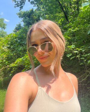 Rose Reid Instagram - soak up the sunshine, y’all ☀️