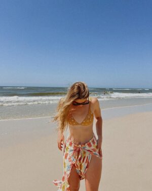 Rose Reid Instagram - beach better have my sunny☀️🌊