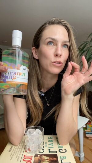 Rose Simard Instagram - ZAY ou PAS ZAY ?!? 🤔🥭
.
Je goûte au nouveau gin ZAY de @romeosgin en collaboration avec l’artiste @foukizay – je vous dis ce que j’en pense !
.
#produitreçu #boirelequebec #boirelocal #gin #ginquebecois