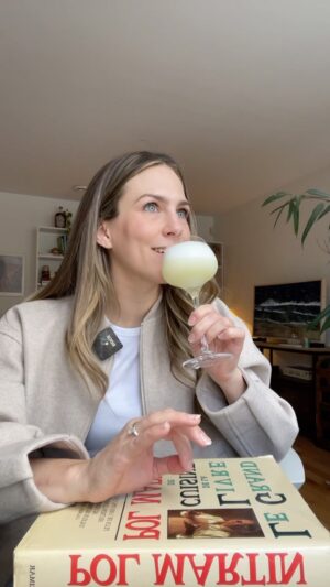 Rose Simard Instagram - 🍋 SOUR AU LIMONCELLO 🍋
.
• Vodka
• Limoncello 
• citron
• Sirop Simple
• Blanc d’œuf 
.
Recette complète: ( sur le site - 1ou2Cocktails.com)
.
#limoncello #cocktail #sourcocktail #recette #vodka
