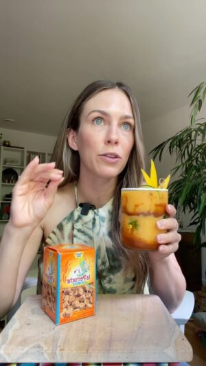 Rose Simard Instagram - ALERTE COCKTAIL DE L’ÉTÉ 🚨🥭🦜
.
Je me suis inspirée de mon dernier voyage à Mexico City pour créer un cocktail estival avec un goût authentique! Cette Mezcal Mangonada, avec du Mezcal, de l’Aperol, du chamoy et du sucre de canne @laperruchefr rend cette recette excessivement alléchante! 🤤
.
MEZCAL MANGONADA 🥭🦜
- Mezcal
- Aperol
- Jus de lime
- Mangue surgelée
- sucre de canne ambré la Perruche 
- Sauce Chamoy
.
Recette complète : (lien en bio   sur 1ou2Cocktails.com)
.
#partenariat #cocktail #mangonada #slush #mezcal #mexico