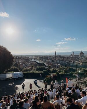 Rose Simard Instagram - FLORENCE 🇮🇹🍷☕️
.
La beauté de Florence est indéniable, et ce, malgré la densité du tourisme. Pour bien apprécier les monuments les plus emblématiques, il faut se lever tôt (un rare avantage de visiter la ville avec son toddler) 😅!
.
On peut profiter de la soirée pour faire l’apéro au @ilsantinooficial , manger un bistecca alla fiorentina dans une trattoria, ou même s’ouvrir une bouteille de vin sur la piazzale michelangelo et regarder Le Soleil se coucher sur la ville. 🍷🥩🌅
.
Définitivement une ville à voir à pied et à savourer (même le ventre bien rempli).
.
CIAO FIRENZE 🤌🏼
.
#travelitaly #florence #firenze #apero