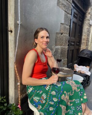Rose Simard Instagram - FLORENCE 🇮🇹🍷☕️
.
La beauté de Florence est indéniable, et ce, malgré la densité du tourisme. Pour bien apprécier les monuments les plus emblématiques, il faut se lever tôt (un rare avantage de visiter la ville avec son toddler) 😅!
.
On peut profiter de la soirée pour faire l’apéro au @ilsantinooficial , manger un bistecca alla fiorentina dans une trattoria, ou même s’ouvrir une bouteille de vin sur la piazzale michelangelo et regarder Le Soleil se coucher sur la ville. 🍷🥩🌅
.
Définitivement une ville à voir à pied et à savourer (même le ventre bien rempli).
.
CIAO FIRENZE 🤌🏼
.
#travelitaly #florence #firenze #apero