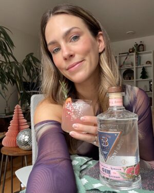 Rose Simard Instagram - Toujours en mode : cocktail de Noël / mais pas trop !
.
J’adore les cocktails du temps des fêtes avec de la canneberge et de la crème de menthe, mais j’aime aussi profiter du congé de Noël pour faire et refaire des cocktails que j’aime beaucoup et qui sont bons toute l’année, comme ce Rosita Paloma avec le gin pamplemousse romarin de la @distillerie3lacs . C’est une recette de mon 2e livre Boire le Québec 🌲
.
J’espère que vous aussi, vous allez vous amuser à fouiller dans mes livres et sur mon site durant les Fêtes! N’hésitez pas à me taguer sur vos photos, j’adore voir vos créations!! 🫶🏻
.
#boirelequebec #boirelocal #ginquebecois #paloma