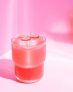 Rose Simard Instagram - Dernière recette de 2023, et non la moindre !!! J’ai un gros coup de cœur pour ce cocktail que j’ai d’abord improvisée lors d’une soirée d’automne entre amis, puis améliorée et simplifiée pour vous 💕
.
J’utilise le gin aux agrumes @flamelogin_ , sa fraîcheur et ses notes légèrement amères de Pomelo se marient à merveille aux tanins des raisins et à la liqueur Campari. Ce n’est pas sucré du tout, c’est même un peu tarte… J’ADORE 💕💕
.
GIN SMASH RAISIN & FRAMBOISE 🍇
- Gin Flamelo
- Campari
- Citron
- Sirop de framboise
- Raisin 
.
RECETTE (sur le site   lien en bio)
Photo : @kevenpoisson 
.
#partenariat #boirelocal #boirelequebec #cocktail #ginquebecois #alcoolquebecois #gincocktails