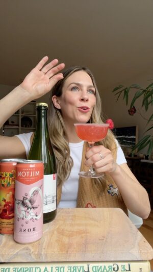 Rose Simard Instagram - La Semaine du Cidre du Québec est de retour !!! 🌸
.
Avis à tous les cidres-curieux, la 8e édition de la Semaine du @cidreduquebec en partenariat avec @alimentsqc aura lieu du 2 au 12 mai prochain, partout au Québec! Ne manquez pas l’occasion de découvrir tout ce qu’on fait de bon chez nous! Durant ces 10 jours, les cidres seront à l’honneur dans les bars, les cidreries, les détaillants et les restaurants, une foule d’activités vous attendent, consultez la programmation sur semaineducidre.com. On commence les festivités avec un cocktail thématique?
. 
RYE SOUR FRAMBOISE ET CIDRE
•Whisky Rye, St. Laurent
•Jus de lime frais
•Sirop simple
•Framboise
•Cidre rosé pétillant
.
Recette complète : (en ligne sur 1ou2Cocktails.com)
*La modération à bien meilleur goût
.
#pub #semaineducidre #jaimelecidreqc #boirelequebec #boirelocal #alimentsqc