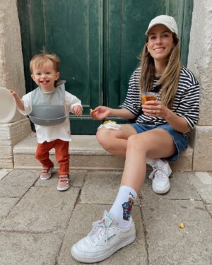 Rose Simard Instagram - VENISE 🚣🏽‍♀️🇮🇹🎭
.
Visiter Venise à peine arrivée en sol Italien, avec un bébé de 16 mois… j’ai envie de dire que c’est comme un chemin de croix parental 😅 Tous les parents avec une poussette que j’ai croisés se sont mérités mon plus grand respect !
.
Outre les struggles, la Cité Flottante, c’est aussi des cicchetti à profusion, des spritz to go, du bon vin le long de la Fondamenta et des paysages qui ressemblent à des aquarelles. 🎨
.
Il faut prendre le temps de la regarder sur tous ses angles, que ce soit sur l’eau ou la terre ferme 🗺️. 
.
Ciao Venise 🤌🏼
.