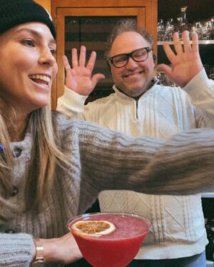 Rose Simard Instagram - Vestige d’un tournage (et d’une rencontre!) plutôt sympa avec Martin Picard à son  @restaurantaupieddecochon 🎉🌶️🍁
.
Je suis allée là-bas, afin de lui faire boire (et tenter de le séduire) avec un COSMO fait à partir de sa vodka Spécial Piments, une vodka épicée qu’il élabore 1 fois par année avec les piments qui poussent à la cabane à sucre Au pied de Cochon. 🫣🌶️
.
Un petit peu intimidant de faire un cocktail (surtout un Cosmo), quand un des plus grands chef du Québec te fixe derrière la caméra haha! La vidéo est sur mon TikTok, si vous voulez connaître ses impressions…
.
#boirelocal #boirelequebec #aupieddecochon
