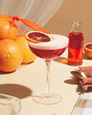 Rose Simard Instagram - CE COCKTAILLLLLLLL !!!
.
C'est maintenant ou jamais si vous voulez essayer ce cocktail COUP DE COEUR ! Les oranges sanguines sont de retour en épicerie, c'est le temps d'en abuser! J'ai filmé un tuto TikTok et je l'ai calé sans faire exprès 🙃
.
🍊 SOUR APEROL ET ORANGE SANGUINE 🍊
- Liqueur amère, Aperol
- Jus d’orange sanguine frais
- Jus de citron frais
- Sirop d’agave
- Blanc d’oeuf
.
RECETTE COMPLÈTE : (sur le site   lien en story)
photo : @kevenpoisson
.
#cocktail #orangesanguine #bloodorange #sour