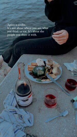 Rose Simard Instagram - Apéro is my vibe 🦪🍷
.
Si tu aimes ralentir le temps, profiter pleinement des gens que tu aimes un verre de pet nat à la main… Ici, c’est ton safe space 🧘🏼‍♀️
.
#apero