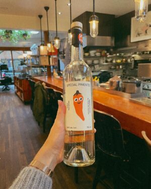 Rose Simard Instagram - Vestige d’un tournage (et d’une rencontre!) plutôt sympa avec Martin Picard à son  @restaurantaupieddecochon 🎉🌶️🍁
.
Je suis allée là-bas, afin de lui faire boire (et tenter de le séduire) avec un COSMO fait à partir de sa vodka Spécial Piments, une vodka épicée qu’il élabore 1 fois par année avec les piments qui poussent à la cabane à sucre Au pied de Cochon. 🫣🌶️
.
Un petit peu intimidant de faire un cocktail (surtout un Cosmo), quand un des plus grands chef du Québec te fixe derrière la caméra haha! La vidéo est sur mon TikTok, si vous voulez connaître ses impressions…
.
#boirelocal #boirelequebec #aupieddecochon