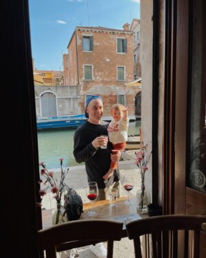 Rose Simard Instagram - VENISE 🚣🏽‍♀️🇮🇹🎭
.
Visiter Venise à peine arrivée en sol Italien, avec un bébé de 16 mois… j’ai envie de dire que c’est comme un chemin de croix parental 😅 Tous les parents avec une poussette que j’ai croisés se sont mérités mon plus grand respect !
.
Outre les struggles, la Cité Flottante, c’est aussi des cicchetti à profusion, des spritz to go, du bon vin le long de la Fondamenta et des paysages qui ressemblent à des aquarelles. 🎨
.
Il faut prendre le temps de la regarder sur tous ses angles, que ce soit sur l’eau ou la terre ferme 🗺️. 
.
Ciao Venise 🤌🏼
.