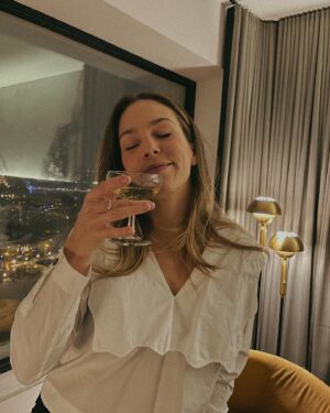Rose Simard Instagram - Week-end magique au @hiltonquebec pour essayer le menu (et les cocktails locaux!) du @restaurantcabu ✨
.
Tous les détails dans ma prochaine vidéo TikTok, mais en gros c’était parfait (autant que la vue!) 🥹
.
#invitationmedia #quebeccity #restoquebec #boirelocal