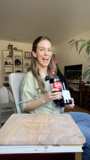 Rose Simard Instagram - COCA COLA & VIN ROUGE 🍷🤔
.
J’ai commencé cette série vidéo dans laquelle je teste des mix drinks étranges sur mon compte TikTok [1ou2_rose] . So far, j’ai essayé beaucoup trop de mix douteux, celui-ci n’en fait pas exception 😅
.
POUR OU CONTRE LE KALIMOTXO?!
.
#mixdrink #cocktail #kalimotxo #redwine #cocacola