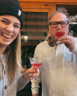 Rose Simard Instagram - Vestige d’un tournage (et d’une rencontre!) plutôt sympa avec Martin Picard à son  @restaurantaupieddecochon 🎉🌶️🍁
.
Je suis allée là-bas, afin de lui faire boire (et tenter de le séduire) avec un COSMO fait à partir de sa vodka Spécial Piments, une vodka épicée qu’il élabore 1 fois par année avec les piments qui poussent à la cabane à sucre Au pied de Cochon. 🫣🌶️
.
Un petit peu intimidant de faire un cocktail (surtout un Cosmo), quand un des plus grands chef du Québec te fixe derrière la caméra haha! La vidéo est sur mon TikTok, si vous voulez connaître ses impressions…
.
#boirelocal #boirelequebec #aupieddecochon
