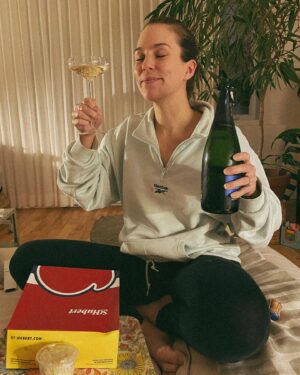Rose Simard Instagram - @sthubert & Champagne 🥂🐔❤️
.
Ma nouvelle tradition du 26 janvier 🫶🏻
.
Mon bébé a 1 an, déjà ! Je ne pourrais pas être plus heureuse. Cheers xxx
.
#friedchickenchampagne