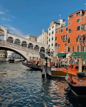 Rose Simard Instagram - VENISE 🚣🏽‍♀️🇮🇹🎭
.
Visiter Venise à peine arrivée en sol Italien, avec un bébé de 16 mois… j’ai envie de dire que c’est comme un chemin de croix parental 😅 Tous les parents avec une poussette que j’ai croisés se sont mérités mon plus grand respect !
.
Outre les struggles, la Cité Flottante, c’est aussi des cicchetti à profusion, des spritz to go, du bon vin le long de la Fondamenta et des paysages qui ressemblent à des aquarelles. 🎨
.
Il faut prendre le temps de la regarder sur tous ses angles, que ce soit sur l’eau ou la terre ferme 🗺️. 
.
Ciao Venise 🤌🏼
.