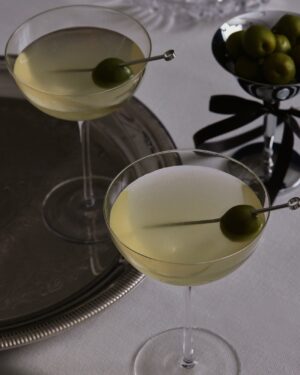 Rose Simard Instagram - 🫒🍸 DIRTY MARTINI 🍸🫒
.
Pour réaliser les meilleurs Dirty Martini, je vous propose une technique plus avancée, qui demande de piler 2 olives. Après l’avoir essayé, je suis certaine que vous ne reviendrez plus jamais en arrière! 🖤
.
INGRÉDIENTS 
- Vodka (ou gin)
- Vermouth sec
- Saumure d’olive
- Olives vertes 
.
RECETTE COMPLÈTE : (1ou2cocktails.com   lien en bio)
photo : @kevenpoisson
.
#cocktail #dirtymartini #olives #martini #gin #vodka