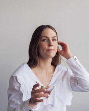Rose Simard Instagram - Bonjour! 🍸
.
Moi, c’est Rose! J’ai fondé 1 ou 2 Cocktails il y a environ 10 ans dans le but de partager ma passion pour les cocktails et l’art de l’apéro 🤌🏼
.
Sur mon site web 1ou2Cocktails.com il y a environ 450 recettes de cocktail facile à faire à la maison, des vidéos tutoriels, des articles pour t’en apprendre un peu plus sur les spiritueux d’ici et d’ailleurs et les 8 épisodes de ma web série Ici Comme Nulle Part Ailleurs, dans laquelle je pars à la rencontre de 8 distillateurs.ices à travers la province.
.
Ailleurs que sur mon site, tu peux retrouver mes recettes et de l’inspiration festive sur mes médias sociaux (j’ai un faible pour TikTok par les temps qui courent) et dans mes deux livres L’Apéro au Québec et Boire le Québec, qui sont dispo dans toutes librairies 📚
.
Je me considère comme une bonne vivante et je m’auto-proclame humblement la Queen de l’apéro 👸🏼
.
Merci d’être là, santé ! 
Rose 
.
Photo : @bycefc 
.
#apero #cocktail #boirelcal