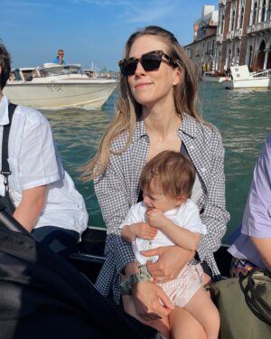 Rose Simard Instagram - VENISE 🚣🏽‍♀️🇮🇹🎭
.
Visiter Venise à peine arrivée en sol Italien, avec un bébé de 16 mois… j’ai envie de dire que c’est comme un chemin de croix parental 😅 Tous les parents avec une poussette que j’ai croisés se sont mérités mon plus grand respect !
.
Outre les struggles, la Cité Flottante, c’est aussi des cicchetti à profusion, des spritz to go, du bon vin le long de la Fondamenta et des paysages qui ressemblent à des aquarelles. 🎨
.
Il faut prendre le temps de la regarder sur tous ses angles, que ce soit sur l’eau ou la terre ferme 🗺️. 
.
Ciao Venise 🤌🏼
.