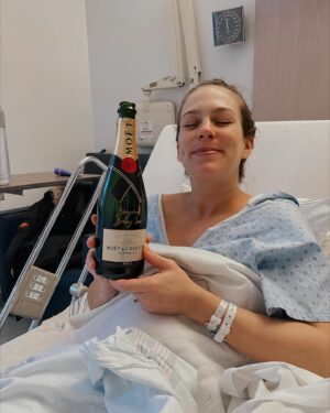 Rose Simard Instagram - @sthubert & Champagne 🥂🐔❤️
.
Ma nouvelle tradition du 26 janvier 🫶🏻
.
Mon bébé a 1 an, déjà ! Je ne pourrais pas être plus heureuse. Cheers xxx
.
#friedchickenchampagne