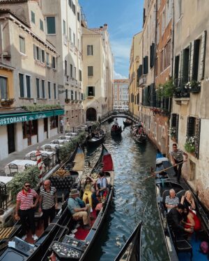Rose Simard Instagram - VENISE 🚣🏽‍♀️🇮🇹🎭
.
Visiter Venise à peine arrivée en sol Italien, avec un bébé de 16 mois… j’ai envie de dire que c’est comme un chemin de croix parental 😅 Tous les parents avec une poussette que j’ai croisés se sont mérités mon plus grand respect !
.
Outre les struggles, la Cité Flottante, c’est aussi des cicchetti à profusion, des spritz to go, du bon vin le long de la Fondamenta et des paysages qui ressemblent à des aquarelles. 🎨
.
Il faut prendre le temps de la regarder sur tous ses angles, que ce soit sur l’eau ou la terre ferme 🗺️. 
.
Ciao Venise 🤌🏼
.