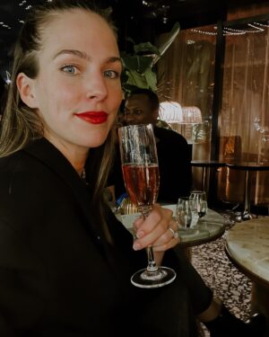 Rose Simard Instagram - SOUPER AU CHAMPAGNE 🥂 – @nicolasfeuillatte au magnifique @emmanuelleloungemtl 🌹
.
Êtes-vous du genre à réserver le champagne pour l’apéro ou vous êtes capable (comme moi!) d’en boire du début à la fin du souper ? Suis-je seule dans mon camp ? 🤔
.
PAIRING INTÉRESSANT – Champagne rosé & dessert🥂🍰 J’ai adoré le mix du rosé et du gâteau opéra! Ça fait changement, et sa ravive les festivités! 🎉 À essayer durant le temps des fêtes !
.
#champagne #invitationmedia #pairing #restomtl #cocktail