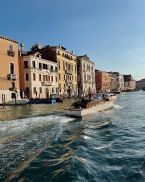 Rose Simard Instagram - VENISE 🚣🏽‍♀️🇮🇹🎭
.
Visiter Venise à peine arrivée en sol Italien, avec un bébé de 16 mois… j’ai envie de dire que c’est comme un chemin de croix parental 😅 Tous les parents avec une poussette que j’ai croisés se sont mérités mon plus grand respect !
.
Outre les struggles, la Cité Flottante, c’est aussi des cicchetti à profusion, des spritz to go, du bon vin le long de la Fondamenta et des paysages qui ressemblent à des aquarelles. 🎨
.
Il faut prendre le temps de la regarder sur tous ses angles, que ce soit sur l’eau ou la terre ferme 🗺️. 
.
Ciao Venise 🤌🏼
.