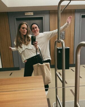 Rose Simard Instagram - Week-end magique au @hiltonquebec pour essayer le menu (et les cocktails locaux!) du @restaurantcabu ✨
.
Tous les détails dans ma prochaine vidéo TikTok, mais en gros c’était parfait (autant que la vue!) 🥹
.
#invitationmedia #quebeccity #restoquebec #boirelocal