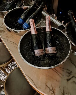 Rose Simard Instagram - SOUPER AU CHAMPAGNE 🥂 – @nicolasfeuillatte au magnifique @emmanuelleloungemtl 🌹
.
Êtes-vous du genre à réserver le champagne pour l’apéro ou vous êtes capable (comme moi!) d’en boire du début à la fin du souper ? Suis-je seule dans mon camp ? 🤔
.
PAIRING INTÉRESSANT – Champagne rosé & dessert🥂🍰 J’ai adoré le mix du rosé et du gâteau opéra! Ça fait changement, et sa ravive les festivités! 🎉 À essayer durant le temps des fêtes !
.
#champagne #invitationmedia #pairing #restomtl #cocktail