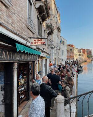 Rose Simard Instagram - VENISE 🚣🏽‍♀️🇮🇹🎭
.
Visiter Venise à peine arrivée en sol Italien, avec un bébé de 16 mois… j’ai envie de dire que c’est comme un chemin de croix parental 😅 Tous les parents avec une poussette que j’ai croisés se sont mérités mon plus grand respect !
.
Outre les struggles, la Cité Flottante, c’est aussi des cicchetti à profusion, des spritz to go, du bon vin le long de la Fondamenta et des paysages qui ressemblent à des aquarelles. 🎨
.
Il faut prendre le temps de la regarder sur tous ses angles, que ce soit sur l’eau ou la terre ferme 🗺️. 
.
Ciao Venise 🤌🏼
.