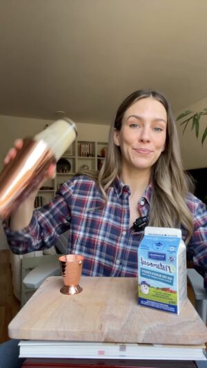 Rose Simard Instagram - RAMOS MAPLE FIZZ 🍁
.
Un cocktail audacieux pour le temps des sucres, avec du cola, de l’érable, de la crème et les blancs d’oeufs purs à 100% et pasteurisés des @fermesburnbrae les Naturoeuf Que des blancs d’oeufs. 

INGRÉDIENTS
1.5 oz de whisky à l’érable
1 oz de jus de citron frais
0.75 oz de sirop d’érable
0.75 oz de crème 35%
1 oz de Naturoeuf que des Blancs d’oeufs, Fermes Burnbrae 
Cola
Flocon d’érable (Garniture)

* Pour une version sans alcool : utiliser un whisky sans alcool et ajouter 0.25 oz de sirop d’érable.
.
Recette complète : (sur le site des Fermes Burnbrae)
.
#partenariat #fermesburnbrae #RacinesEtSaveursBurnbrae