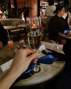 Rose Simard Instagram - SOUPER AU CHAMPAGNE 🥂 – @nicolasfeuillatte au magnifique @emmanuelleloungemtl 🌹
.
Êtes-vous du genre à réserver le champagne pour l’apéro ou vous êtes capable (comme moi!) d’en boire du début à la fin du souper ? Suis-je seule dans mon camp ? 🤔
.
PAIRING INTÉRESSANT – Champagne rosé & dessert🥂🍰 J’ai adoré le mix du rosé et du gâteau opéra! Ça fait changement, et sa ravive les festivités! 🎉 À essayer durant le temps des fêtes !
.
#champagne #invitationmedia #pairing #restomtl #cocktail