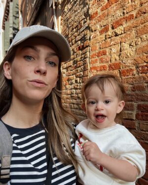Rose Simard Instagram - VENISE 🚣🏽‍♀️🇮🇹🎭
.
Visiter Venise à peine arrivée en sol Italien, avec un bébé de 16 mois… j’ai envie de dire que c’est comme un chemin de croix parental 😅 Tous les parents avec une poussette que j’ai croisés se sont mérités mon plus grand respect !
.
Outre les struggles, la Cité Flottante, c’est aussi des cicchetti à profusion, des spritz to go, du bon vin le long de la Fondamenta et des paysages qui ressemblent à des aquarelles. 🎨
.
Il faut prendre le temps de la regarder sur tous ses angles, que ce soit sur l’eau ou la terre ferme 🗺️. 
.
Ciao Venise 🤌🏼
.