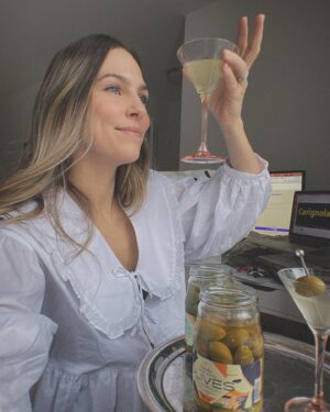 Rose Simard Instagram - BTS d’un petit jeudi tranquillou, lors duquel j’ai testé 2 sortes d’olives afin de déterminer la meilleure pour les Dirty Martini… j’adore mon travail 🍸😅
.
La gang de @no900pizza m’a envoyé des olives Bella di Cerignola et des Nocellara Del Belice (que vous pouvez trouver dans leur petite section épicerie fine italienne dans tous les resto)! Écoutez ma vidéo sur TikTok pour découvrir laquelle j’ai préférée 🫒🍸🤺
.
PS. Oui, derrière c’est une vidéo pour vérifier la prononciation italienne 😅😅
.
#dirtymartini #cocktail #pizza900 #martini #boirelocal #boirelequebec