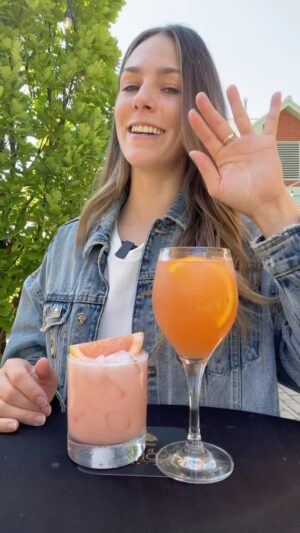 Rose Simard Instagram - BÉCANCOCO 🥥 VS RUBARBELLINI 🍾
.
La magnifique @auberge_godefroy à Bécancour m’a confié la création de 2 superbes cocktails estivaux qui seront disponibles durant toute la belle saison!
.
Suite à votre dégustation, vous pourrez voter sur place pour votre mélange préféré. Ce vote pourrait vous faire remporter une nuitée pour 2 avec le petit déjeuner !🛏️🍾🍳
.
C’est simple :
COMMANDEZ 🧾– SAVOUREZ 🍹– VOTEZ 🗳️
.
Les deux cocktails ont été créé avec une philosophie “0 déchets”, je vous propose de savourer la rhubarbe et la fraise du Québec de deux façons complètement différentes ! 😋
.
#collaboration #boirelequebec #aubergegodefroy #quebec