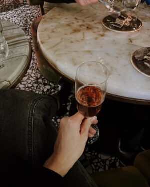 Rose Simard Instagram - SOUPER AU CHAMPAGNE 🥂 – @nicolasfeuillatte au magnifique @emmanuelleloungemtl 🌹
.
Êtes-vous du genre à réserver le champagne pour l’apéro ou vous êtes capable (comme moi!) d’en boire du début à la fin du souper ? Suis-je seule dans mon camp ? 🤔
.
PAIRING INTÉRESSANT – Champagne rosé & dessert🥂🍰 J’ai adoré le mix du rosé et du gâteau opéra! Ça fait changement, et sa ravive les festivités! 🎉 À essayer durant le temps des fêtes !
.
#champagne #invitationmedia #pairing #restomtl #cocktail