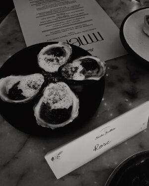 Rose Simard Instagram - SOUPER AU CHAMPAGNE 🥂 – @nicolasfeuillatte au magnifique @emmanuelleloungemtl 🌹
.
Êtes-vous du genre à réserver le champagne pour l’apéro ou vous êtes capable (comme moi!) d’en boire du début à la fin du souper ? Suis-je seule dans mon camp ? 🤔
.
PAIRING INTÉRESSANT – Champagne rosé & dessert🥂🍰 J’ai adoré le mix du rosé et du gâteau opéra! Ça fait changement, et sa ravive les festivités! 🎉 À essayer durant le temps des fêtes !
.
#champagne #invitationmedia #pairing #restomtl #cocktail