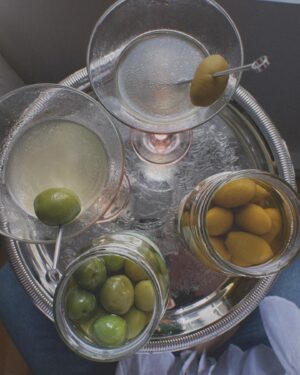 Rose Simard Instagram - BTS d’un petit jeudi tranquillou, lors duquel j’ai testé 2 sortes d’olives afin de déterminer la meilleure pour les Dirty Martini… j’adore mon travail 🍸😅
.
La gang de @no900pizza m’a envoyé des olives Bella di Cerignola et des Nocellara Del Belice (que vous pouvez trouver dans leur petite section épicerie fine italienne dans tous les resto)! Écoutez ma vidéo sur TikTok pour découvrir laquelle j’ai préférée 🫒🍸🤺
.
PS. Oui, derrière c’est une vidéo pour vérifier la prononciation italienne 😅😅
.
#dirtymartini #cocktail #pizza900 #martini #boirelocal #boirelequebec
