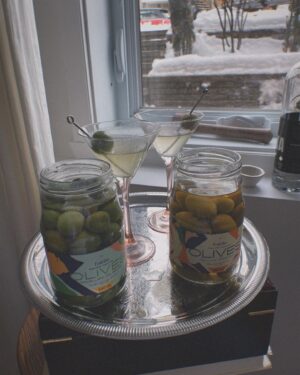 Rose Simard Instagram - BTS d’un petit jeudi tranquillou, lors duquel j’ai testé 2 sortes d’olives afin de déterminer la meilleure pour les Dirty Martini… j’adore mon travail 🍸😅
.
La gang de @no900pizza m’a envoyé des olives Bella di Cerignola et des Nocellara Del Belice (que vous pouvez trouver dans leur petite section épicerie fine italienne dans tous les resto)! Écoutez ma vidéo sur TikTok pour découvrir laquelle j’ai préférée 🫒🍸🤺
.
PS. Oui, derrière c’est une vidéo pour vérifier la prononciation italienne 😅😅
.
#dirtymartini #cocktail #pizza900 #martini #boirelocal #boirelequebec