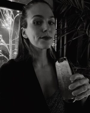 Rose Simard Instagram - SOUPER AU CHAMPAGNE 🥂 – @nicolasfeuillatte au magnifique @emmanuelleloungemtl 🌹
.
Êtes-vous du genre à réserver le champagne pour l’apéro ou vous êtes capable (comme moi!) d’en boire du début à la fin du souper ? Suis-je seule dans mon camp ? 🤔
.
PAIRING INTÉRESSANT – Champagne rosé & dessert🥂🍰 J’ai adoré le mix du rosé et du gâteau opéra! Ça fait changement, et sa ravive les festivités! 🎉 À essayer durant le temps des fêtes !
.
#champagne #invitationmedia #pairing #restomtl #cocktail