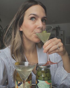 Rose Simard Instagram - BTS d’un petit jeudi tranquillou, lors duquel j’ai testé 2 sortes d’olives afin de déterminer la meilleure pour les Dirty Martini… j’adore mon travail 🍸😅
.
La gang de @no900pizza m’a envoyé des olives Bella di Cerignola et des Nocellara Del Belice (que vous pouvez trouver dans leur petite section épicerie fine italienne dans tous les resto)! Écoutez ma vidéo sur TikTok pour découvrir laquelle j’ai préférée 🫒🍸🤺
.
PS. Oui, derrière c’est une vidéo pour vérifier la prononciation italienne 😅😅
.
#dirtymartini #cocktail #pizza900 #martini #boirelocal #boirelequebec