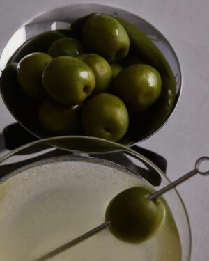 Rose Simard Instagram - 🫒🍸 DIRTY MARTINI 🍸🫒
.
Pour réaliser les meilleurs Dirty Martini, je vous propose une technique plus avancée, qui demande de piler 2 olives. Après l’avoir essayé, je suis certaine que vous ne reviendrez plus jamais en arrière! 🖤
.
INGRÉDIENTS 
- Vodka (ou gin)
- Vermouth sec
- Saumure d’olive
- Olives vertes 
.
RECETTE COMPLÈTE : (1ou2cocktails.com   lien en bio)
photo : @kevenpoisson
.
#cocktail #dirtymartini #olives #martini #gin #vodka