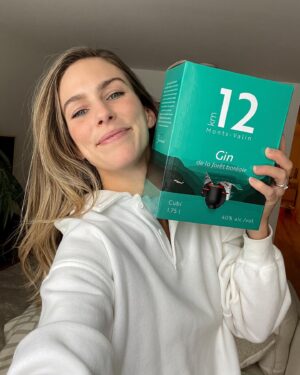 Rose Simard Instagram - In a relationship with : MY GIN”IER” ♥️
.
@distilleriedufjord marry me ! PS. Tous les détails de cette nouveauté/idée de génie sur mon TikTok 
.
#boirelocal #boirelequebec #ginquebecois #km12 #ginier
