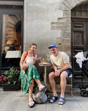 Rose Simard Instagram - FLORENCE 🇮🇹🍷☕️
.
La beauté de Florence est indéniable, et ce, malgré la densité du tourisme. Pour bien apprécier les monuments les plus emblématiques, il faut se lever tôt (un rare avantage de visiter la ville avec son toddler) 😅!
.
On peut profiter de la soirée pour faire l’apéro au @ilsantinooficial , manger un bistecca alla fiorentina dans une trattoria, ou même s’ouvrir une bouteille de vin sur la piazzale michelangelo et regarder Le Soleil se coucher sur la ville. 🍷🥩🌅
.
Définitivement une ville à voir à pied et à savourer (même le ventre bien rempli).
.
CIAO FIRENZE 🤌🏼
.
#travelitaly #florence #firenze #apero